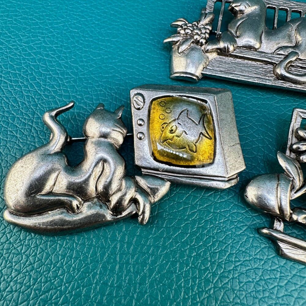 Vintage Cat Brooch Pin Lot Silver Tone Sitting on Windowsill Bench Watching TV - Picture 3 of 11